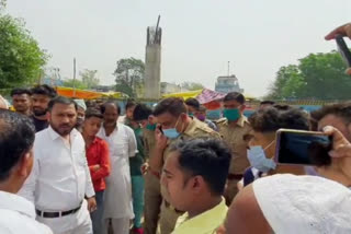 liquor store in muradnagar  locals protest for liquor store  locals issues in ghaziabad  मुरादनगर में शराब के ठेके का विरोध  मुरादनगर में स्थानीय लोगों का विरोध  अंबेडकर पार्क गाजियाबाद के नजदीक शराब ठेका