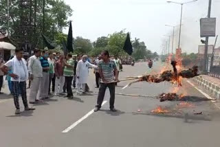 শীতলকুচির ঘটনার প্রতিবাদে দুর্গাপুরে কালো পতাকা,পথ অবরোধ, কুশপুত্তলিকা দাহ