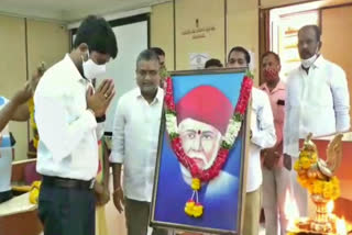 nizamabad Collector paying tribute to Jyotirao Poole