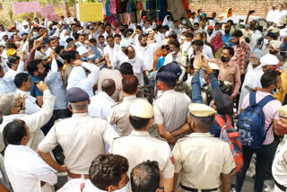 Sirsa Employees besiege the power minister's residence over their demands