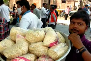 মুড়ি খাইয়ে মানুষকে বিজেপিতে যোগ দেওয়ানোর অভিযোগ তুললো তৃণমূল