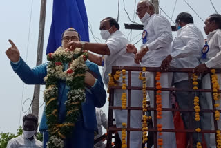 ambedkar idol inaugurated by mla satish kumar and chada venkat reddy at karimnagar