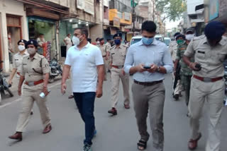 police-and-administration-officials-march-on-foot-before-lockdown-in-dhamtari