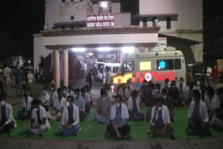 Amid surge in COVID-19 cases doctors protest against shortage of medical resources in Nagpur  shortage of medical resources in Nagpur  Amid surge in COVID-19 cases  Nagpur covid cases  ആശുപത്രിയിൽ സൗകര്യങ്ങളുടെ അഭാവം  നാഗ്‌പൂരിൽ ഡോക്‌ടർന്മാരുടെ പ്രതിഷേധം  നാഗ്‌പൂരിൽ ഡോക്‌ടറുടെ പ്രതിഷേധം  മെഡിക്കൽ സൗകര്യങ്ങളുടെ അഭാവം