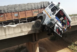 ट्रक अनियंत्रित होकर पुलिया पर लटका, Truck hangs on culvert uncontrolled