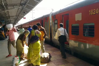 People are cancelling reservation from Raipur Railway due to corona