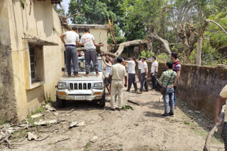 suddenly a tree branch fell on the police jeep in ranchi