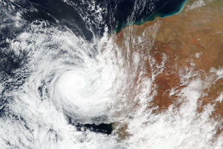 Cyclone damages Australian towns and cuts power to 31,500