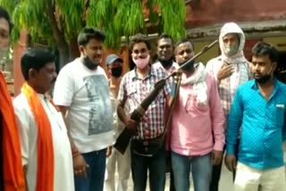 giridih-mp-representative-reached-the-police-station-with-weapons