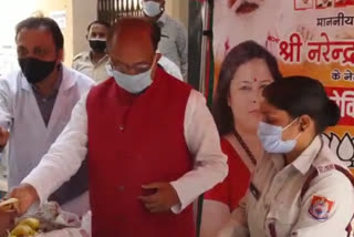 vijay goel distributed fruits to people at vaccination center