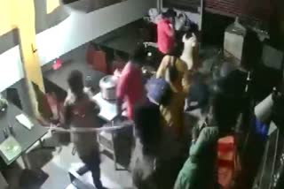 si beating up staff of a restaurent