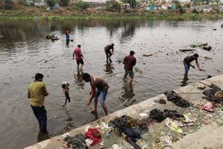 பவானி ஆற்றை சுத்தம் செய்த சமூக ஆர்வலர்கள்