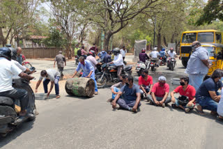 தேநீர் கடைக்கு சீல் - கடை ஊழியர்கள் சாலை மறியல்