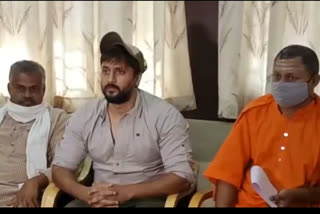 Transport strike, Transport strike news, Transport strike update, Actor Chetan angry on Government, Actor Chetan angry on Government news, ಸಾರಿಗೆ ನೌಕರರ ಮೇಲೆ ಹೆಚ್ಚಿದ ಸರ್ಕಾರದ ದಬ್ಬಾಳಿಕೆ, ಸಾರಿಗೆ ನೌಕರರ ಮೇಲೆ ಹೆಚ್ಚಿದ ಸರ್ಕಾರದ ದಬ್ಬಾಳಿಕೆ ಎಂದ ನಟ ಚೇತನ, ಸಾರಿಗೆ ಮುಷ್ಕರ, ಸಾರಿಗೆ ಮುಷ್ಕರ ಸುದ್ದಿ, ನಟ ಚೇತನ, ನಟ ಚೇತನ ಸುದ್ದಿ,