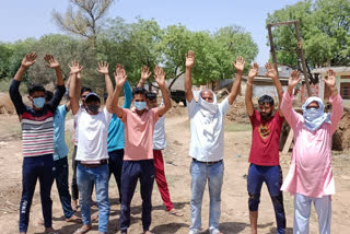 Demonstration of villagers by taking away encroachment, अतिक्रमण हटाने लेकर ग्रामीणों का प्रदर्शन