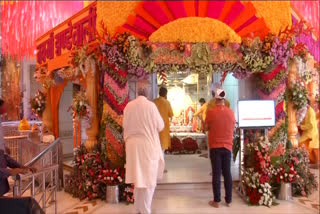 Morning 'aarti' performed at Jhandewalan temple