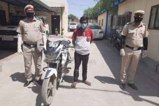 baba haridas nagar police arrested auto lifter