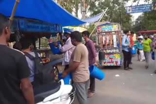 councilor bunty gautam distributed dustbin in kalyanpuri central market