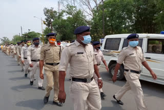 police-took-out-flag-march-before-lockdown-in-surajpur