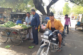 कोविड-19 गाइडलाइन की धज्जियां उड़ा रहे लोग.