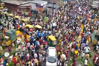 Huge crowd in a bengaluru  market flouting all norms