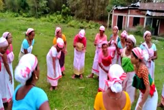 deuri-women-preparing-for-rangali-bihu