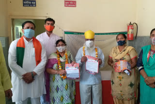 councilor honored those who got vaccinated in punjabi bagh