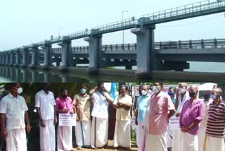 തണ്ണീർമുക്കം ബണ്ട് തുറക്കണം  തണ്ണീർമുക്കം ബണ്ട് പുതിയ വാര്‍ത്തകള്‍  പ്രതിഷേധ ധര്‍ണയുമായി ധീവര സഭ  thannermukkam bund to be open says deevara sabha  ആലപ്പുഴ  ആലപ്പുഴ ജില്ലാ വാര്‍ത്തകള്‍  alappuzha  alappuzha latest news