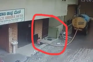 child falls into sump  video goes viral  viral videos  വൈറൽ വീഡിയോസ്  വൈറൽ വാർത്തകൾ  viral news  cctv videos  ജലസംഭരണിയിൽ വീണകുട്ടി