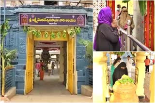 muslim-devotees-visit-lord-venkateswara-temple-at-kadapa