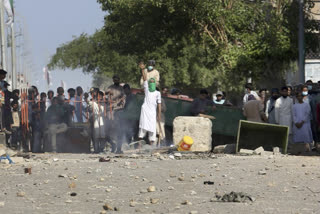 3 killed in Pakistan in clashes between police, Islamists