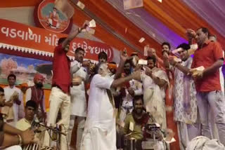 Rs 2.5 crore showered on Bhajan singer Kirtidan Gadhavi in Haridwar