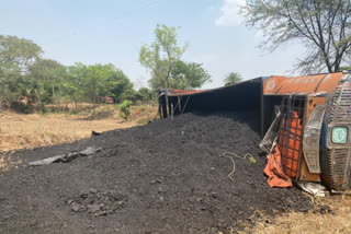 Coal loded truck overturned in Pakur