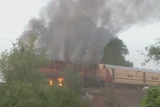 lokmanya-tilak-special-train-engine-caught-fire-in-prayagraj