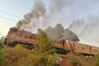 train fire  Lokmanya Tilak Express catches fire  ട്രെയിനിന് തീപിടിച്ചു  ലോകമാന്യതിലക് എക്‌സ്പ്ര‌സ്‌ ട്രെയിനിന് തീപിടിച്ചു  ലോകമാന്യതിലക് എക്‌സ്പ്ര‌സ്‌