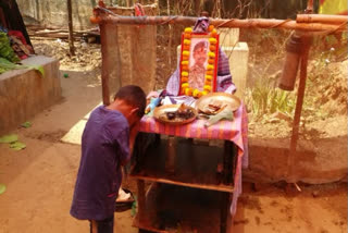 martyr soldier shravan kashyap, martyr soldier shravan kashyap was the only support for his family, martyr soldier shravan kashyap news, ಹುತಾತ್ಮ ತಂದೆಯ ಫೋಟೋಗೆ ನಮಸ್ಕರಿಸುತ್ತಿರುವ ಐದು ವರ್ಷದ ಮುಗ್ಧ, ಹುತಾತ್ಮ ಯೋಧ ಶ್ರವಣ್​ ಕಶ್ಯಪ್​, ಹುತಾತ್ಮ ಯೋಧ ಶ್ರವಣ್​ ಕಶ್ಯಪ್ ಕುಟುಂಬಕ್ಕೆ ಬೆಂಬಲ, ಹುತಾತ್ಮ ಯೋಧ ಶ್ರವಣ್​ ಕಶ್ಯಪ್ ಸುದ್ದಿ,