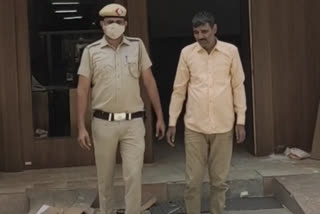 delhi police arrested wanted criminal with pistol