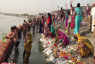 Devotees flout Covid norms during Chaitra Navratri festival