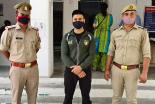 25 thousand rewarded cheater arrested in greater noida