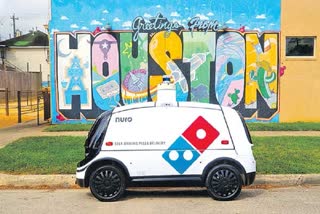 Rotot car Which is deliver Pizza