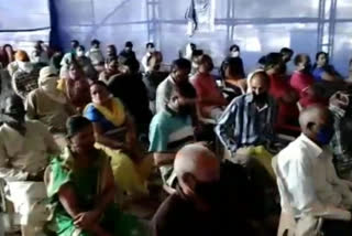 crowd in burari hospital vaccination camp