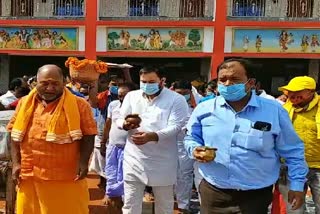 tejashwi yadav prayed at basukinath temple in dumka