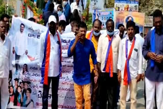 చెప్పుతో కొట్టుకుంటూ నిరసన