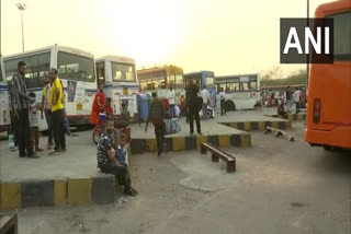 Fearing lockdown migrant workers returning to native places  Fearing lockdown  migrant workers  migrant workers returning to native places  ലോക്ക്ഡൗണ്‍ പേടി  സ്വദേശത്തേക്ക് മടങ്ങി കുടിയേറ്റ തൊഴിലാളികള്‍  നാട്ടിലേക്ക് മടങ്ങി കുടിയേറ്റ തൊഴിലാളികള്‍