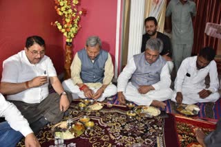 tirath-singh-rawat-eat-food-at-dalit-leaders-house-in-dehradun