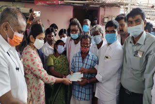 மரணமடைந்த தூய்மை பணியாளர் குடும்பத்துக்கு இழப்பீடு, RELIEF FUND FOR THE FAMILY OF DIED SANITARY WORKER IN COIMBATORE,RELIEF FUND FOR DIED SANITARY WORKER FAMILY,