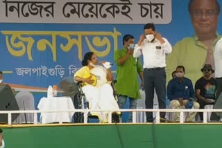 Mamata banerjee scolded party worker for not wearing a mask