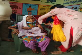 116 साल की नूरजहां का वैक्सीनेशन, धौलपुर जिला अस्पताल में लगवाया टीका, 116-year-old elderly gets vaccinated, 116-year-old Nur Jahan's vaccination