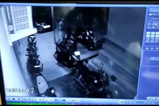இருசக்கர வாகனம் திருட்டு  ஸ்ரீபெரும்புதூரில் இருசக்கர வாகனம் திருட்டு  பைக் திருட்டு  Bike Theft  Bike Theft In Sriperumbudur  Bike Theft CCTV footages
