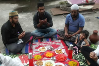 कोरोना संकट के बीच मुस्लिम समुदाय के लोगों ने रखे रोजे, Kept fasting by the Muslim community between Corona crisis